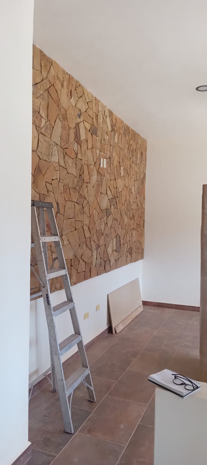 Restaurante Los Mandiles — Muro de piedra de la región