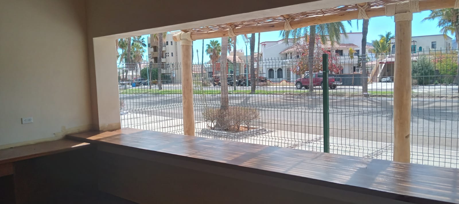 Restaurante Los Mandiles — Ventana corrida y barra de madera hacia la calle