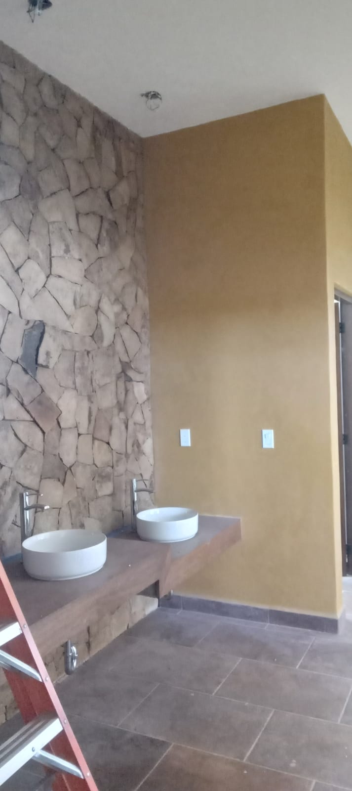 Restaurante Los Mandiles — Baños: lavabos sobre cubierta de madera