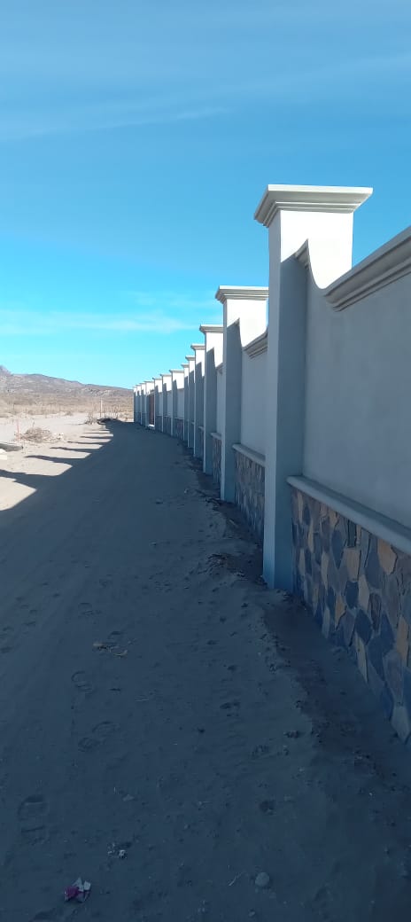 Muro y barda perimetral — Paño de barda con pilastras y zócalo de piedra