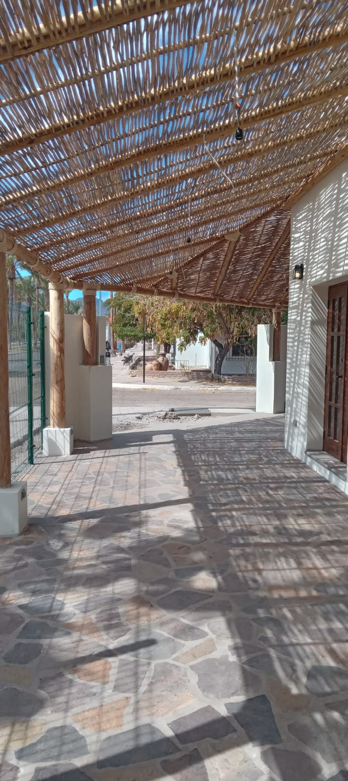 Restaurante TBC — Acceso cubierto con piso de piedra laja