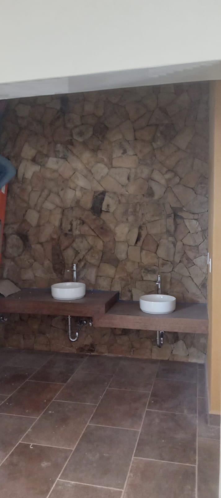 Restaurante Los Mandiles — Detalle de lavabos y piedra