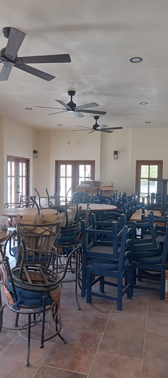 Restaurante Los Mandiles — Mobiliario y ventilación cruzada