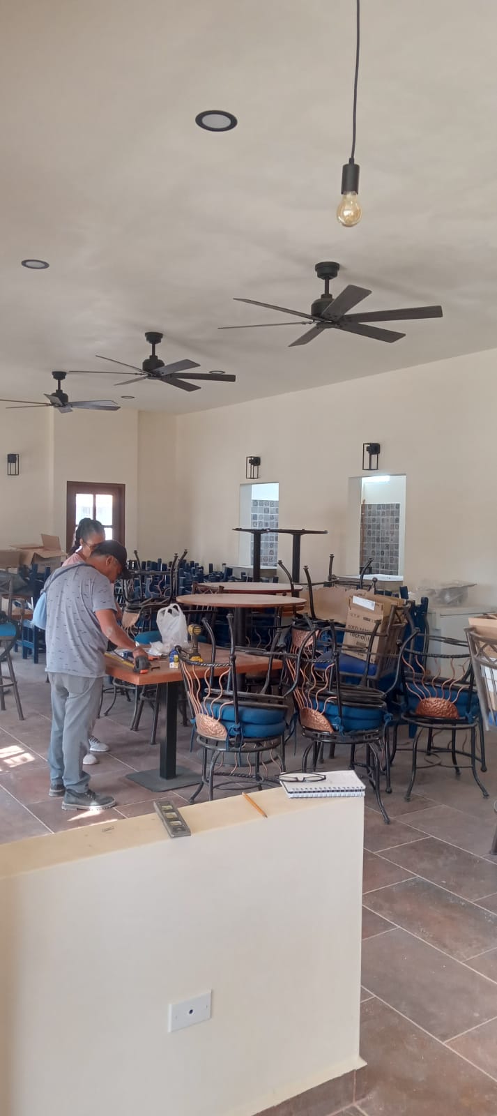 Restaurante Los Mandiles — Salón principal en montaje
