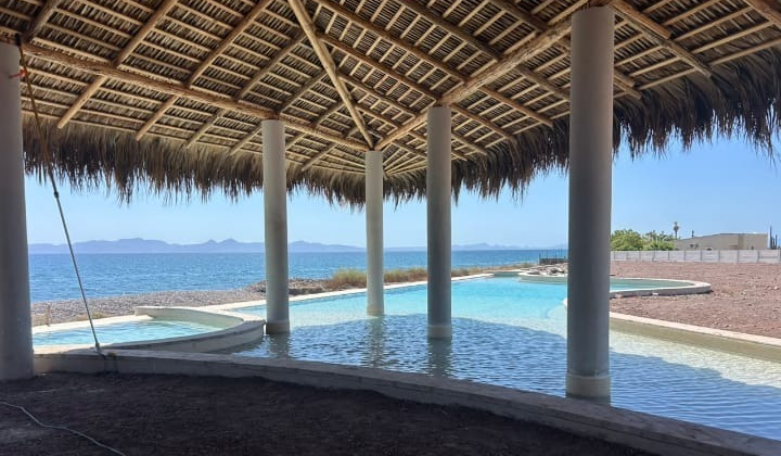 Muro y barda perimetral — Palapa con alberca frente al mar