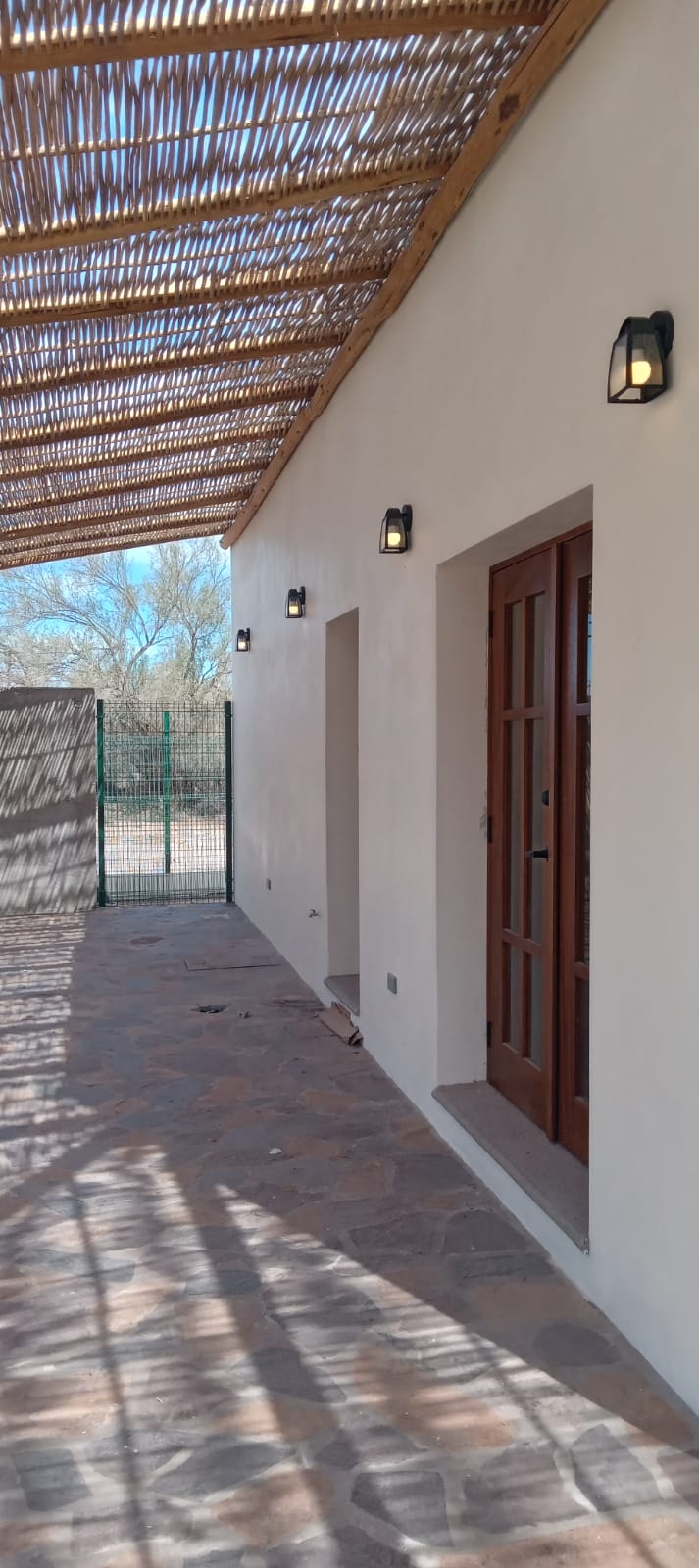Restaurante Los Mandiles — Pórtico exterior con pérgola de palo y carrizo